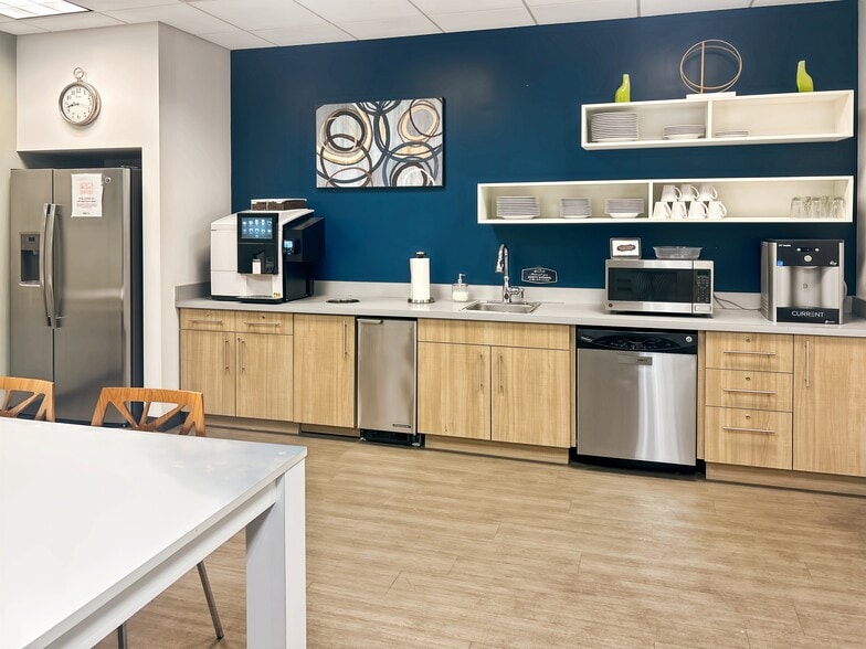 More Photos Of 2000 Auburn Dr, Beachwood Coworking Space