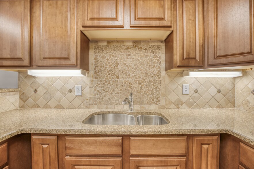More Photos Of 5238 Evers Rd, San Antonio Warehouse For Sale