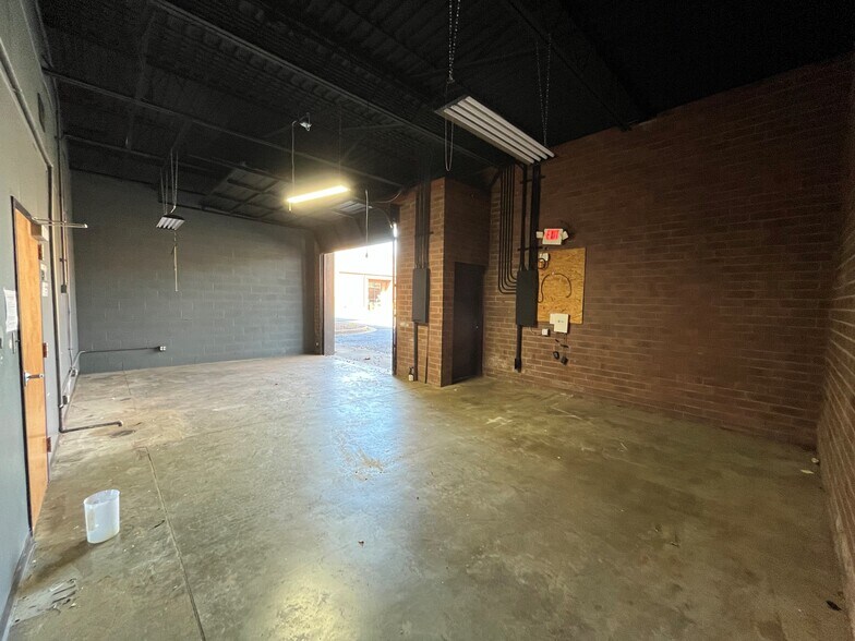 More Photos Of 9771 Southern Pine Blvd, Charlotte Flex For Lease