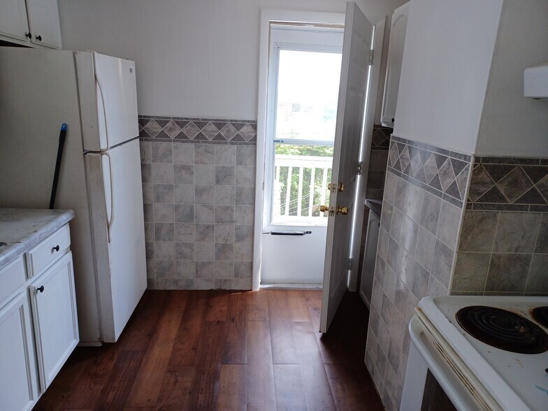 More Photos Of , Bedford Specialty For Sale