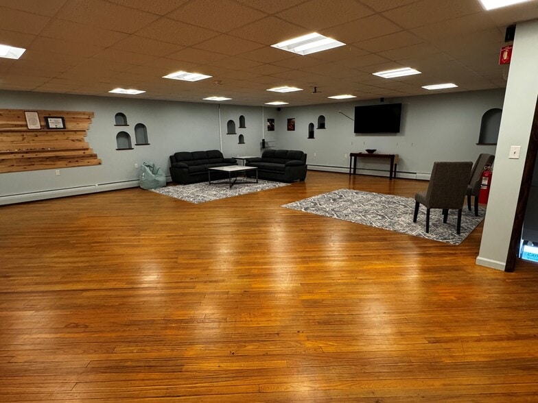 More Photos Of 70 Ridge Rd, Ontario Showroom For Lease