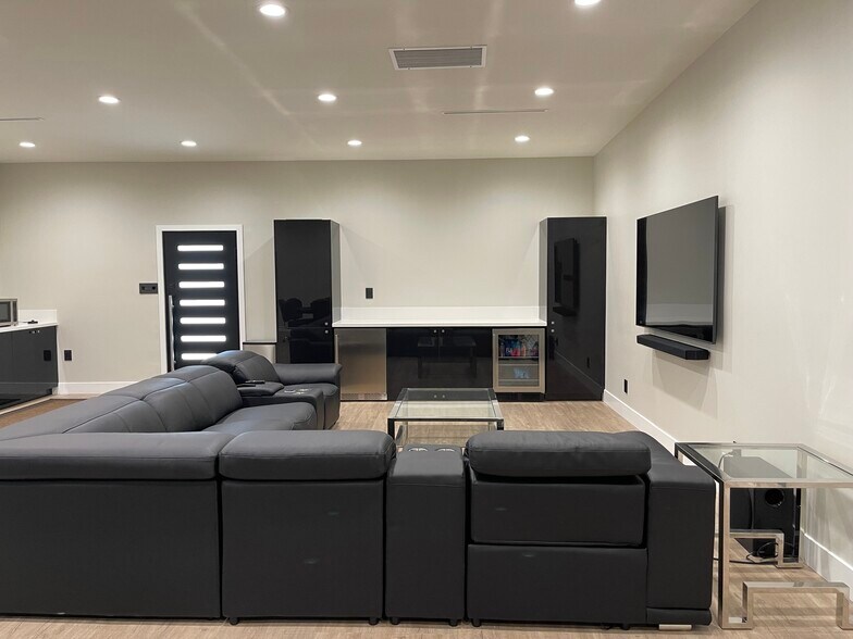 More Photos Of 5627 Cahuenga Blvd, North Hollywood Office For Sale