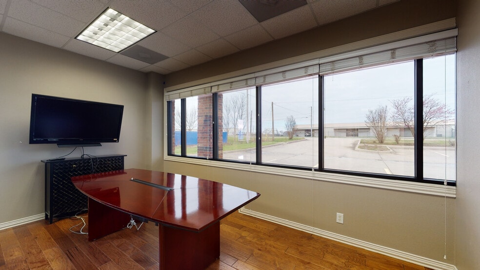 More Photos Of 2501 SW Aviation St, Bentonville Loft Creative Space For Lease