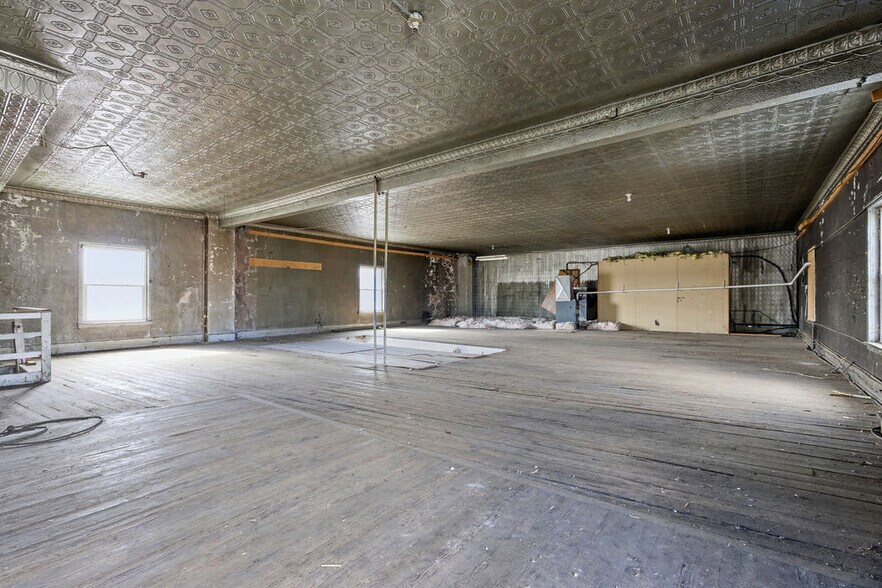 More Photos Of 15 W 1st St S, Fulton Freestanding For Sale