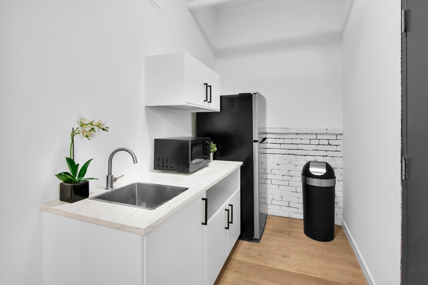 More Photos Of 146 Yonge St, Toronto Storefront Retail Office For Lease