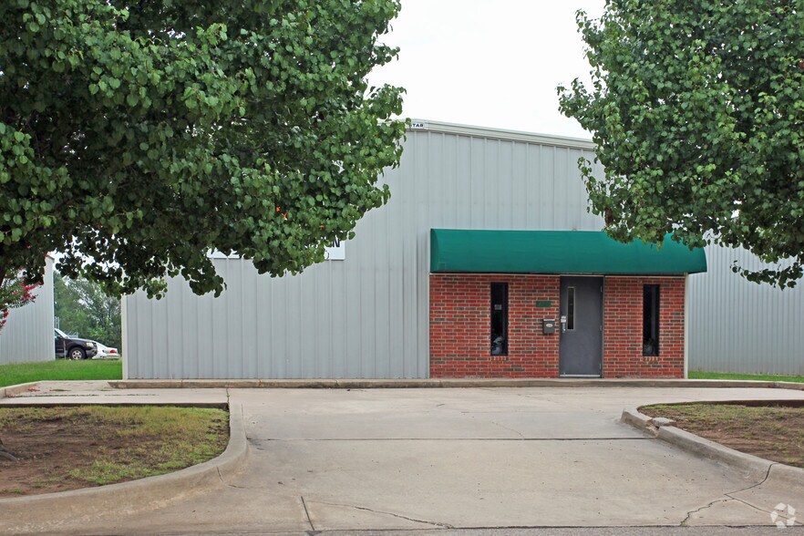 More Photos Of 1013 N University Blvd, Norman Flex For Lease