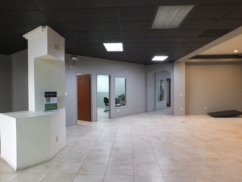 More Photos Of 44143-44147 20th St W, Lancaster Medical For Lease