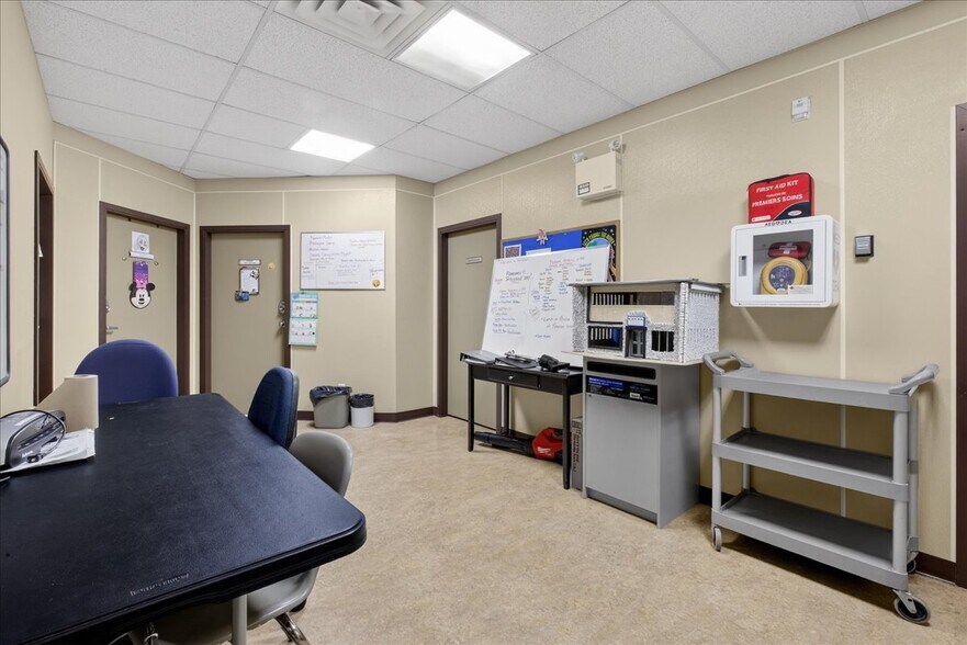 More Photos Of 11831 123 St NW, Edmonton Office For Sale