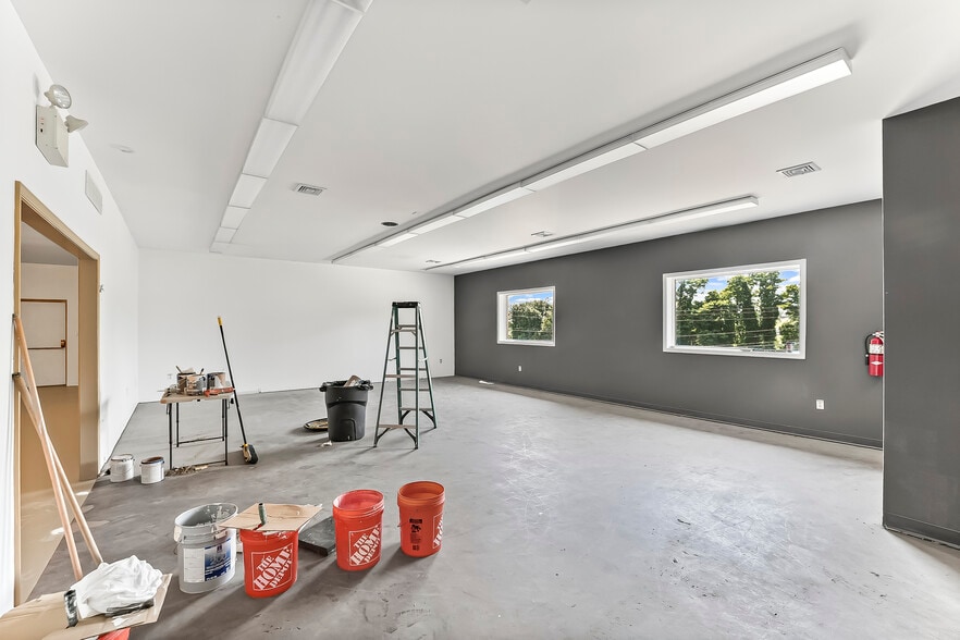 More Photos Of 935 Chestnut St, Gap Showroom For Sale