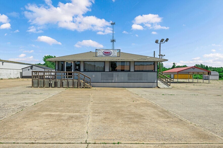 More Photos Of 1515 E Main St, Yukon Industrial For Sale