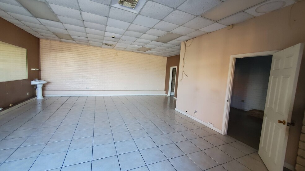 More Photos Of 2115 61st St, Galveston Storefront Retail Office For Lease