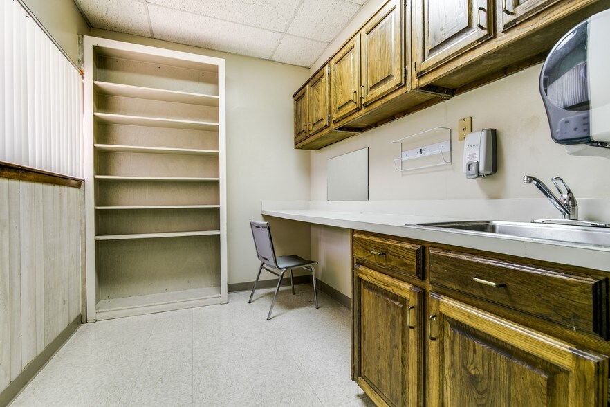 More Photos Of 2231 Peggy Ln, Garland Medical For Sale