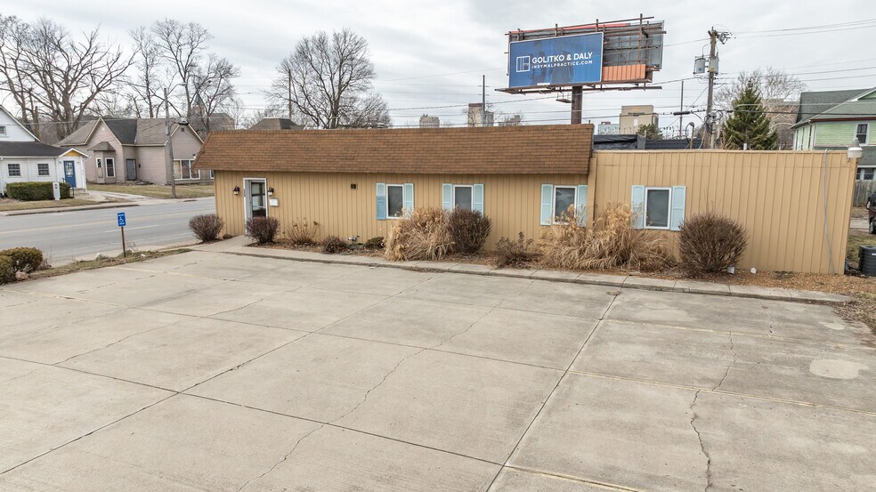 More Photos Of 520 E 8th St, Anderson Office For Lease