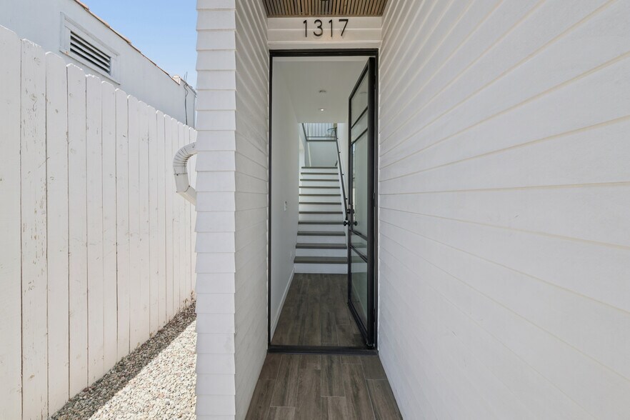 More Photos Of 1317 Cabrillo Ave, Venice Flex For Sale