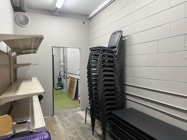 More Photos Of 103 E 3rd St, Aroma Park Office For Sale