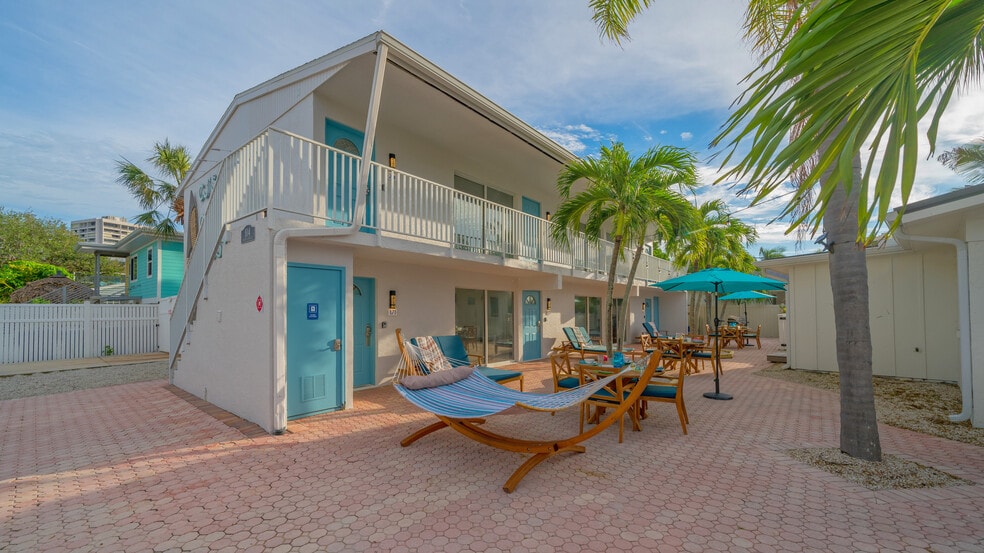 More Photos Of 104 Avenida Veneccia, Siesta Key Multifamily For Sale