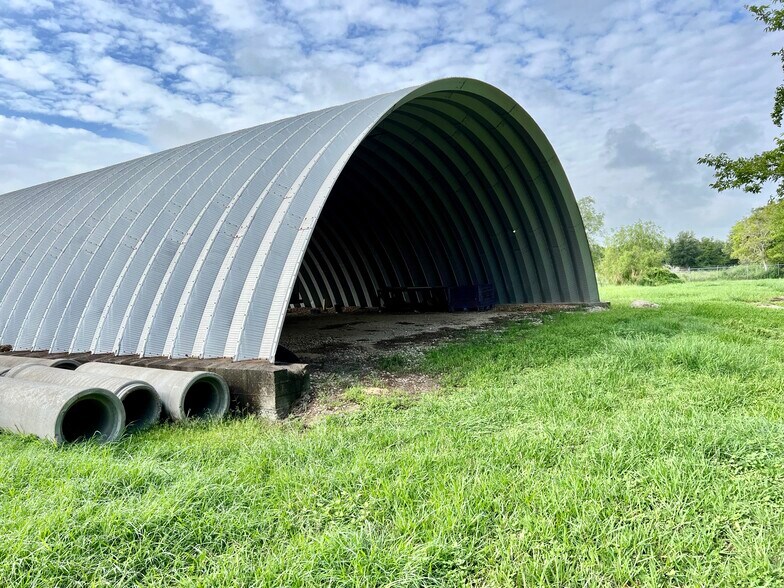 More Photos Of 4512 S Highway 35, Alvin Light Manufacturing For Lease