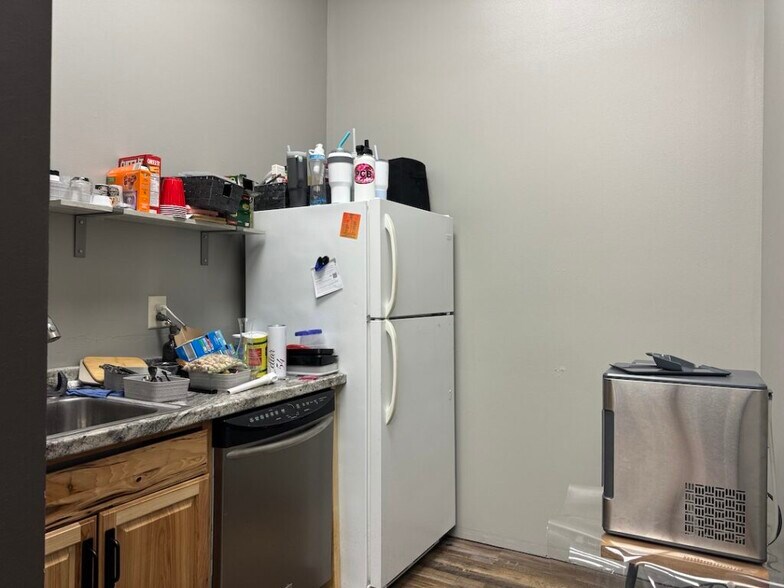 More Photos Of 720 S Highline Pl, Sioux Falls General Retail For Lease