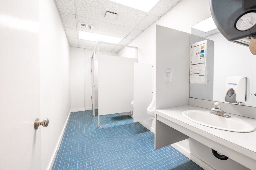 More Photos Of 604 Federal Rd, Brookfield Light Manufacturing For Lease