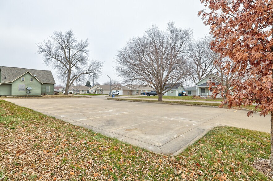 More Photos Of 309 South St, Pella Industrial For Sale