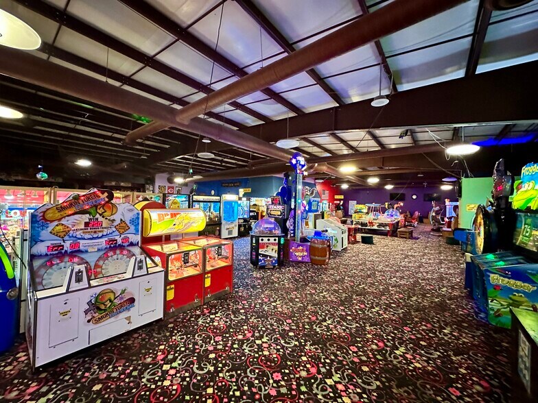 More Photos Of 5 Cracker Barrel Dr, Barboursville Freestanding For Sale