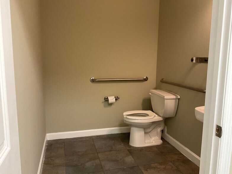 More Photos Of 955 E Martin Luther King Junior Dr, Tarpon Springs Medical For Lease