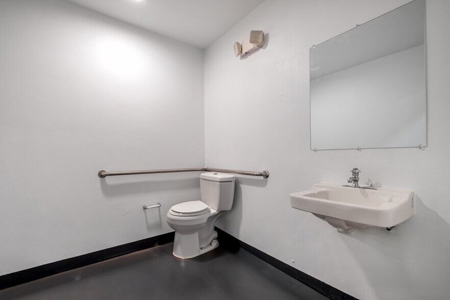 More Photos Of 431 Capital Cir SW, Tallahassee Warehouse For Lease