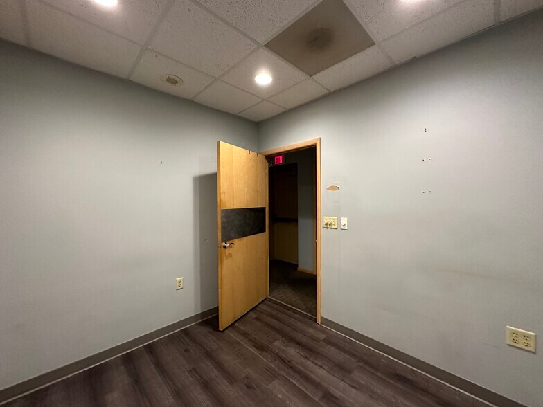More Photos Of 4 S Linn St, Iowa City Office For Lease