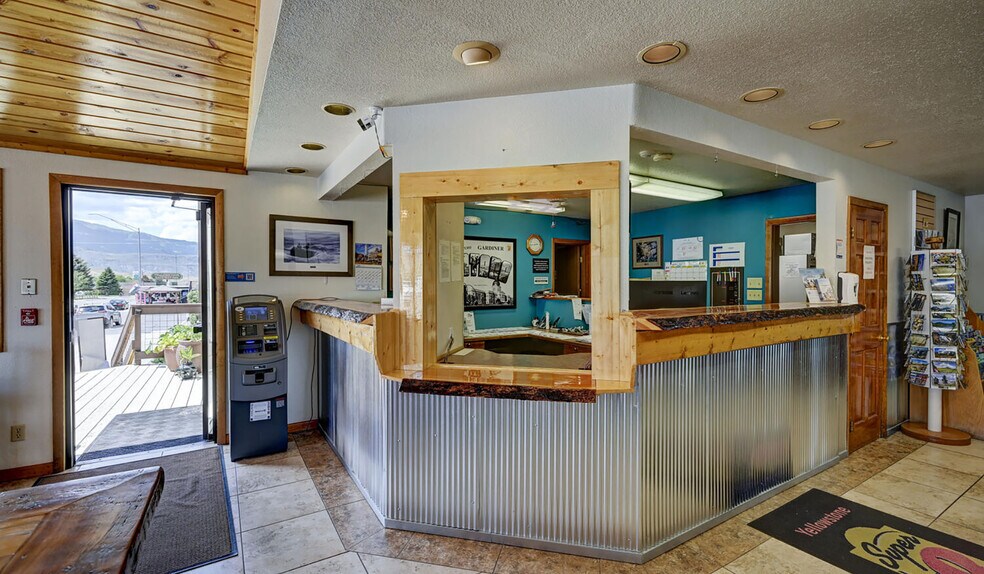 More Photos Of 702 Scott St, Gardiner Hotel For Sale