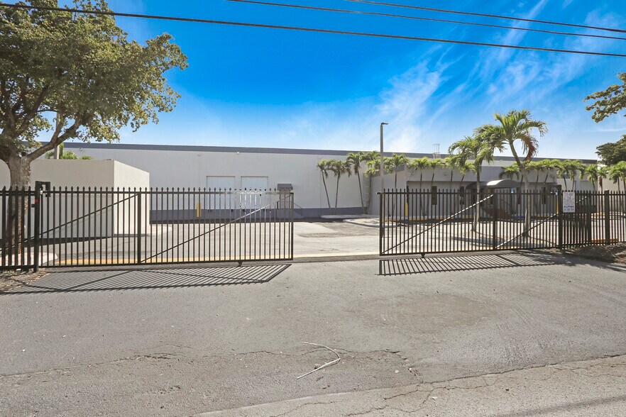 More Photos Of 1730 W 38th Pl, Hialeah Manufacturing For Lease