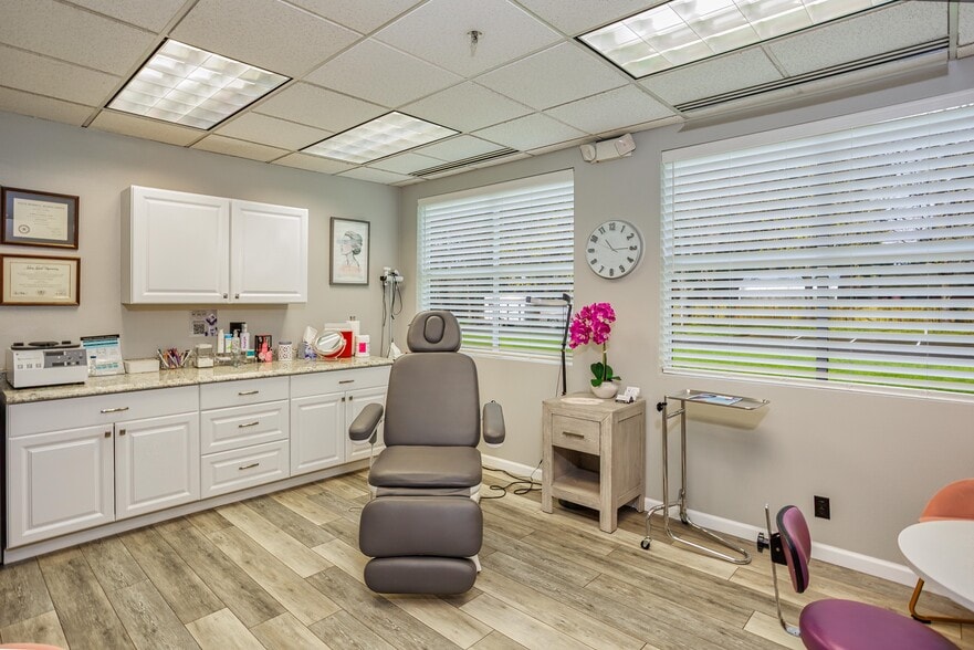 More Photos Of 14300 SE First St, Vancouver Office For Sale