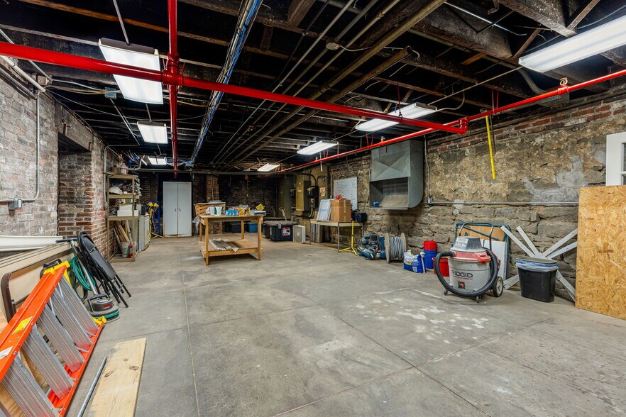 More Photos Of 222 Pearl St, New Albany Office Residential For Lease