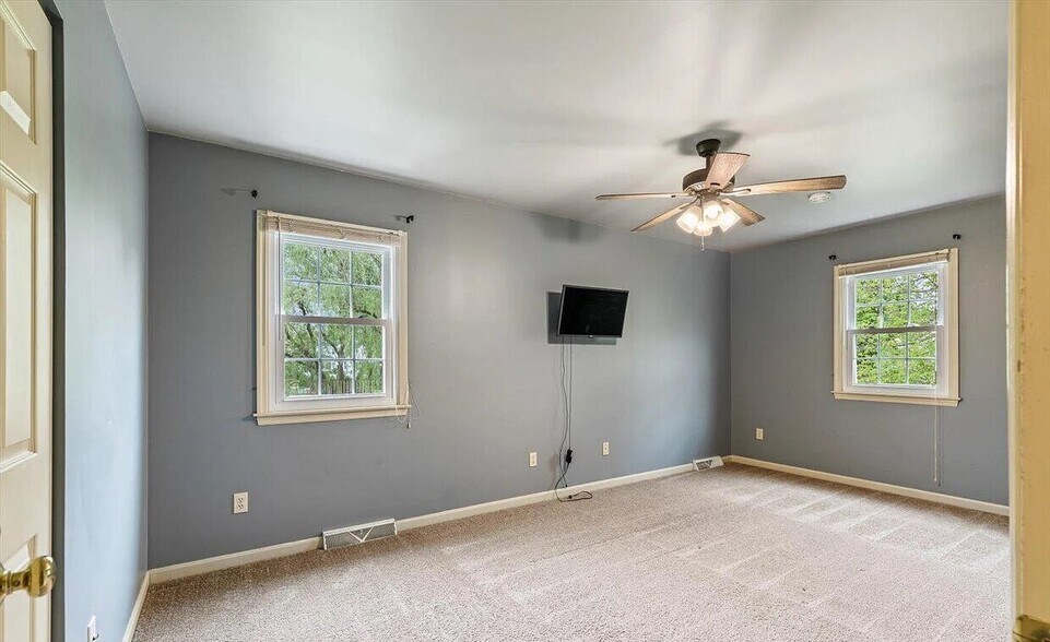 More Photos Of 585 Westbrooke Dr, Elizabethtown Specialty For Lease