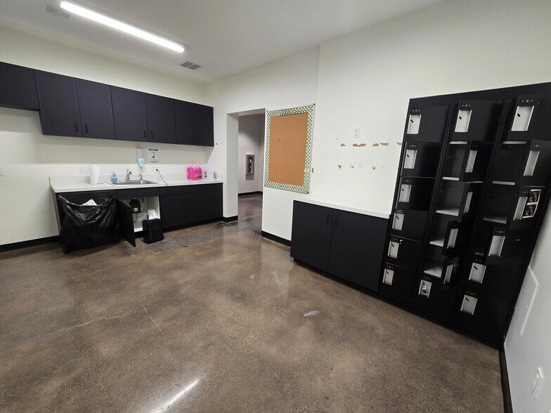 More Photos Of 4330 Wilder Rd, Bay City Freestanding For Lease