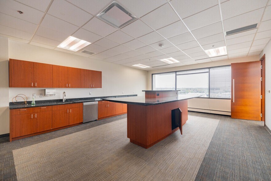 More Photos Of 28333 Telegraph Rd, Southfield Office For Sale