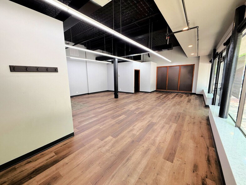 More Photos Of 211-213 E 4th St, Waterloo Storefront For Lease