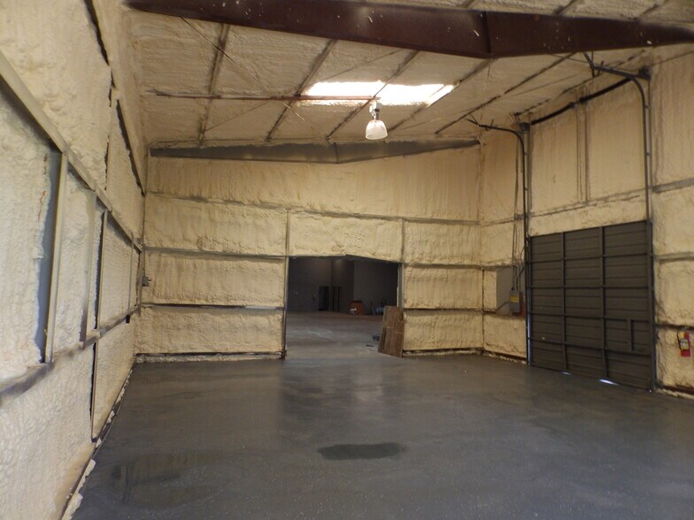 More Photos Of 2005 Tile Factory Rd, Palestine Manufacturing For Lease