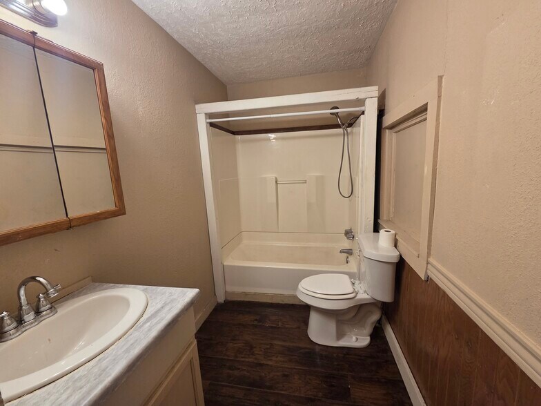 More Photos Of 531 N Main St, Joshua Office Residential For Sale
