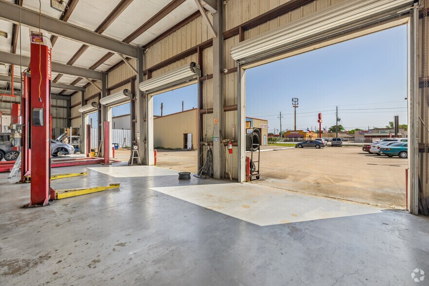 More Photos Of 11239 Veterans Memorial Dr, Houston Auto Repair For Sale