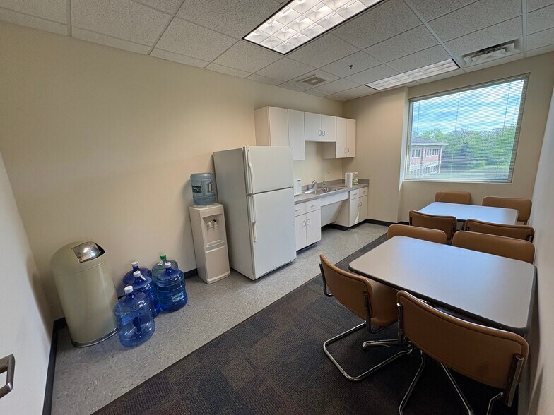 More Photos Of 450-480 E Roosevelt Rd, West Chicago Unknown For Lease