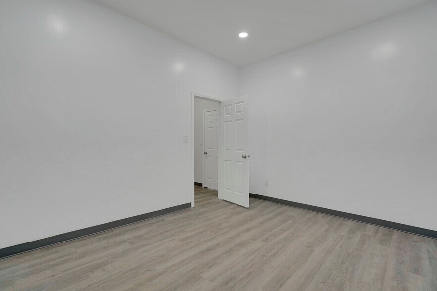 More Photos Of 9201-9373 Mike Garcia Dr, Manassas Warehouse For Lease