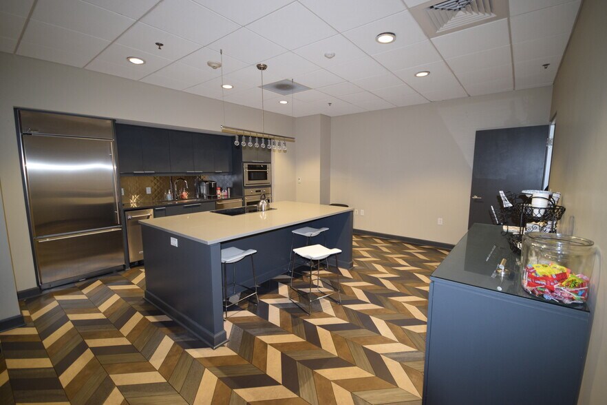 More Photos Of 5 Statehouse Plz, Little Rock Office For Sale