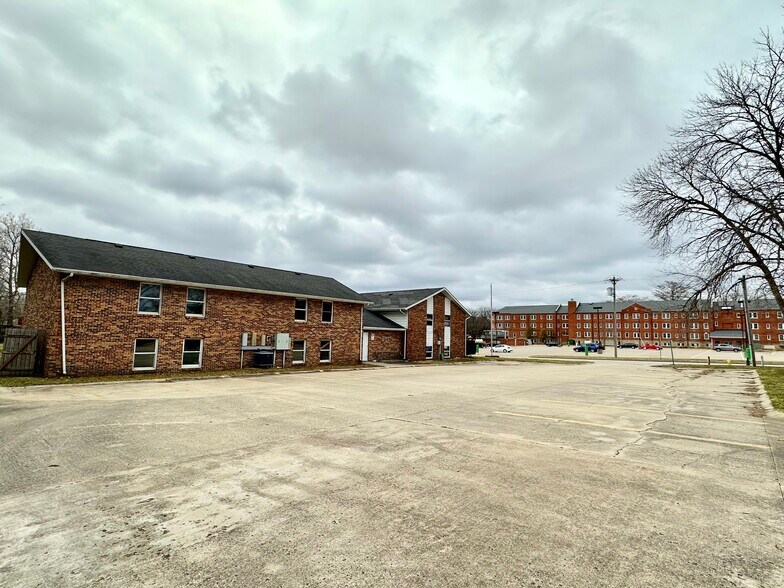 More Photos Of 1001 S Davis St, Kirksville Sorority Fraternity House For Sale