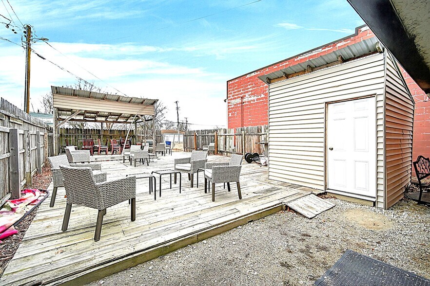 More Photos Of 124 S Fillmore St, Osceola Flex For Sale