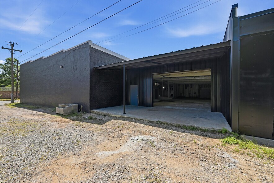 More Photos Of 613 S Armstrong Ave, Denison Warehouse For Sale