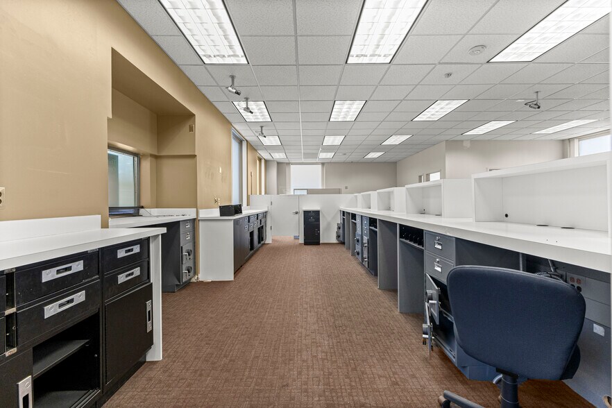 More Photos Of 23700 Goddard Rd, Taylor Bank For Lease