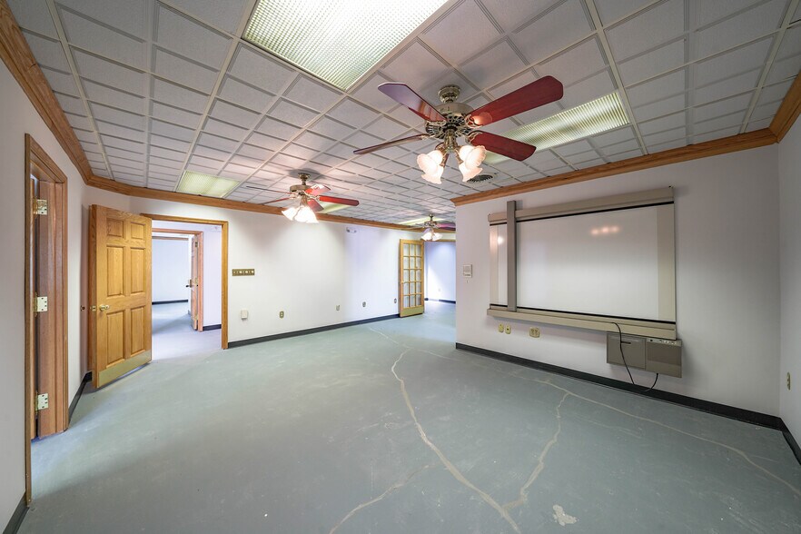 More Photos Of 8023 Malcolm Rd, Clinton Medical For Lease