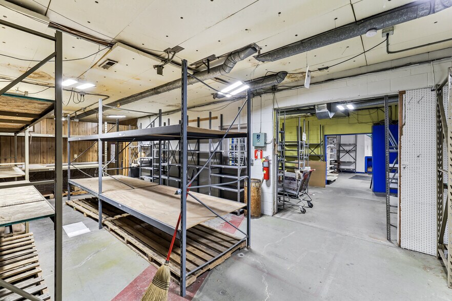 More Photos Of 3939 E 14th St, Des Moines Warehouse For Sale