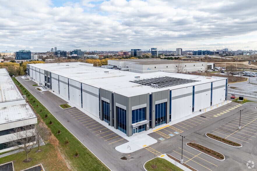More Photos Of 112 E Beaver Creek Rd, Richmond Hill Warehouse For Lease