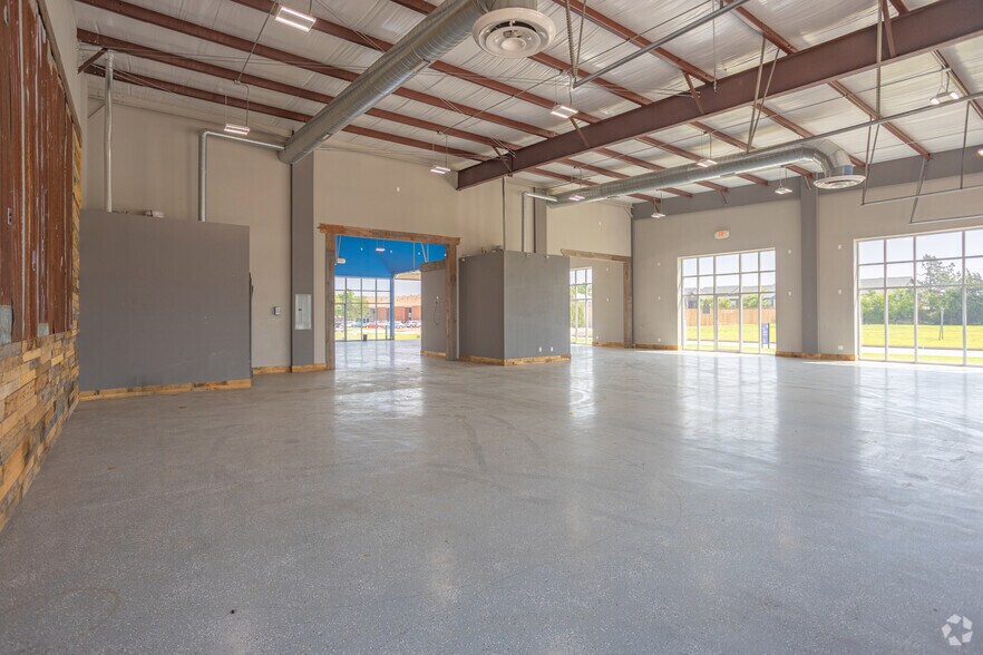More Photos Of 317 N Trade Center Ter, Mustang General Retail For Lease